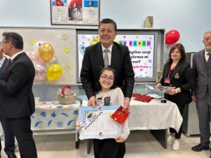 Yalçınkaya, Öğrencilere Karnelerini Dağıttı