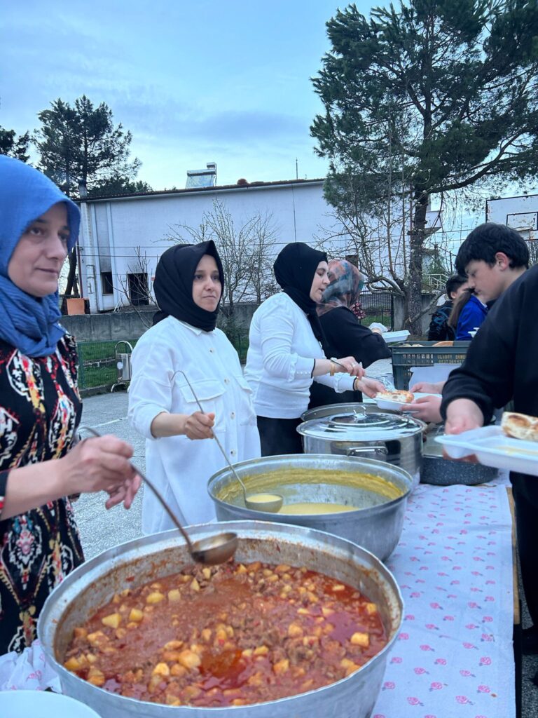 Ellibaş Ortaokulu’nda Ramazan Ayı İftar Programı Coşkuyla Gerçekleştirildi