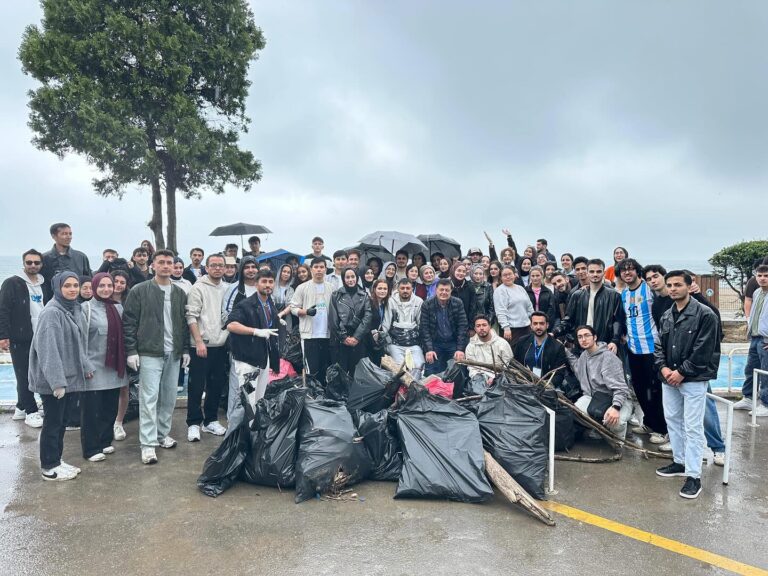 Bartın’da İnkumu Plajında Gençlerden Çevre İçin Örnek Hareket