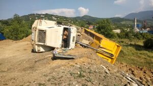 Bartın’da Toprak Boşaltan Kamyon Devrildi: Sürücü Yaralandı