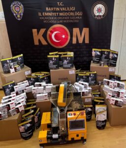Bartın’da Kaçak Tütün Operasyonu: 30 Kilodan Fazla Tütün ve Sigara Sarma Makinesi Ele Geçirildi