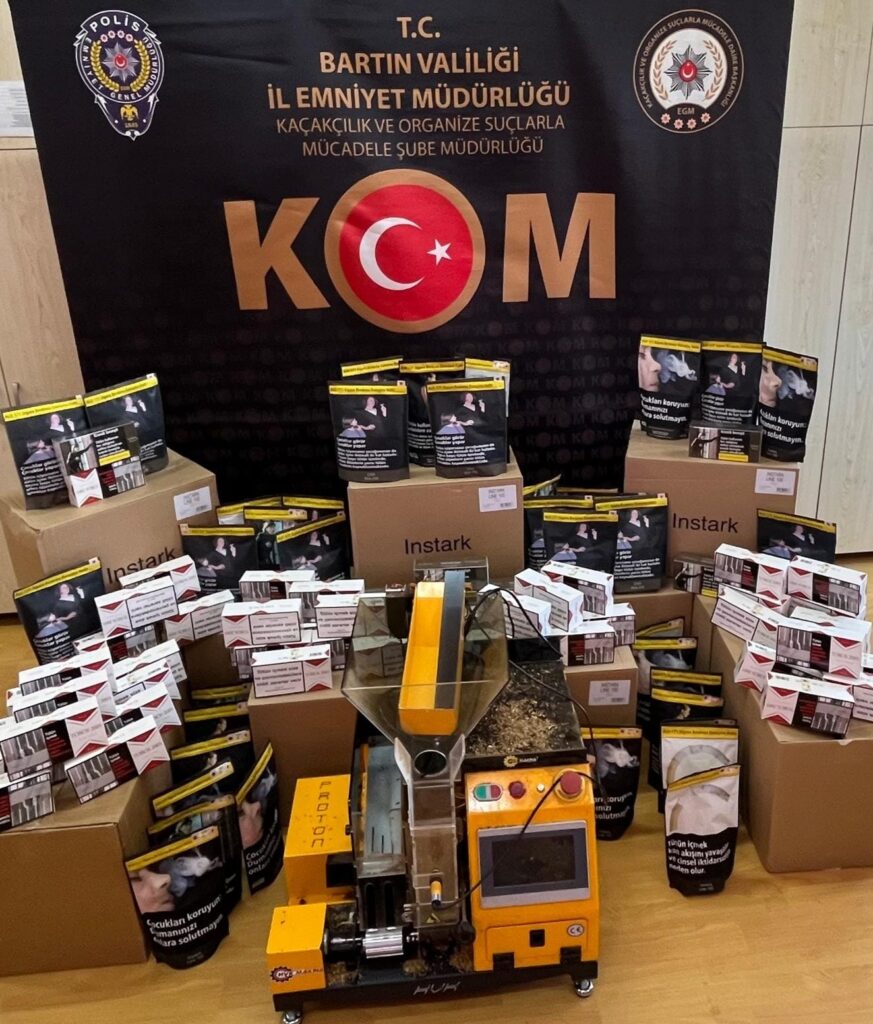 Bartın’da Kaçak Tütün Operasyonu: 30 Kilodan Fazla Tütün ve Sigara Sarma Makinesi Ele Geçirildi