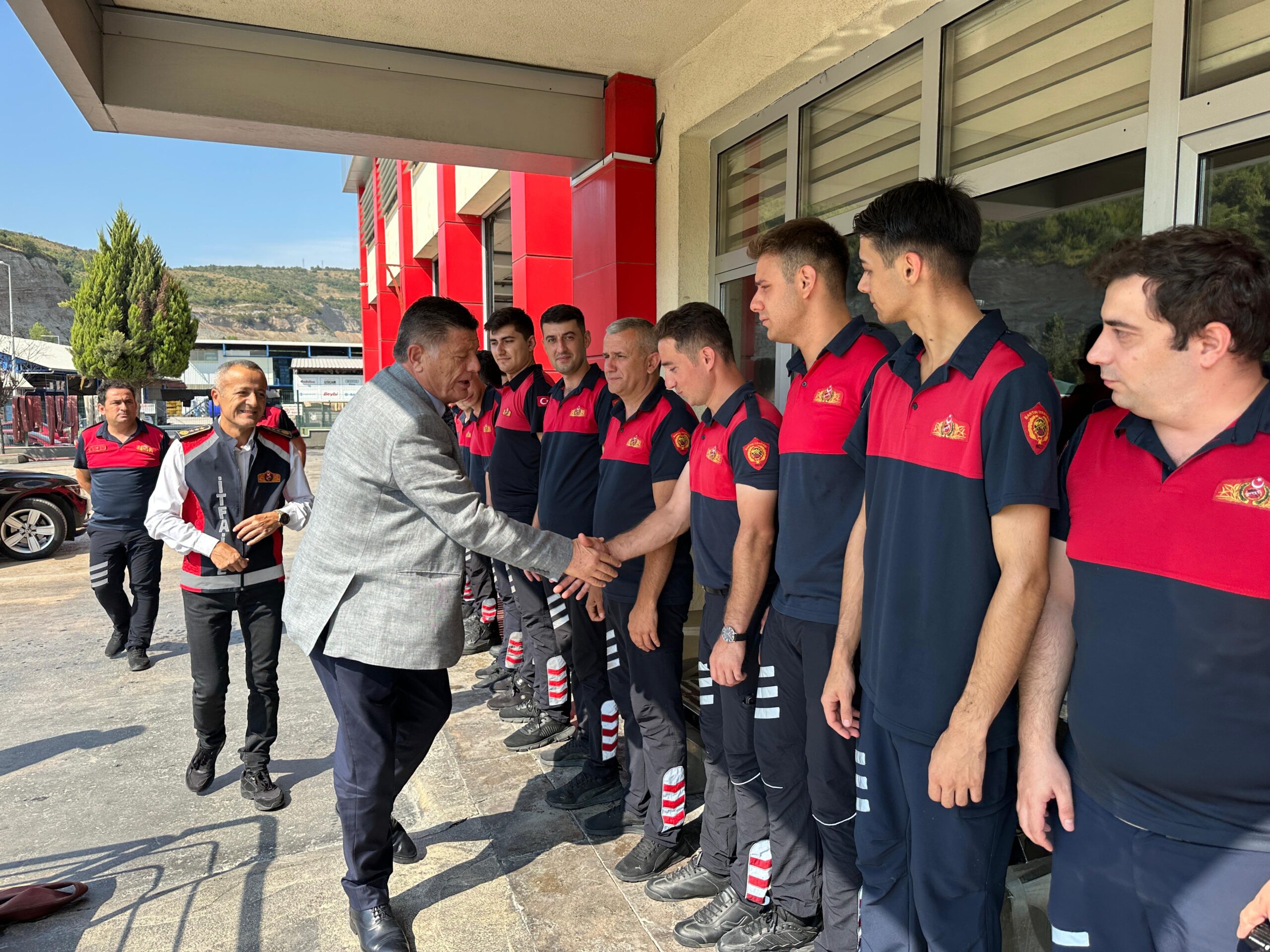 Bartın Belediye Başkanı Muhammet Rıza Yalçınkaya, İtfaiye Personeline Teşekkür Etti