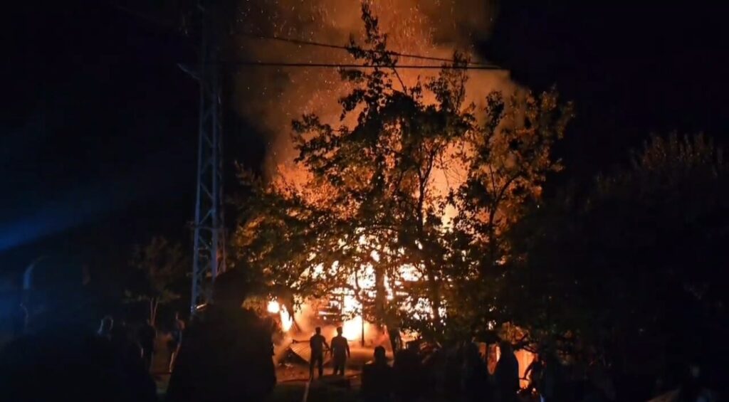 Kumluca’da Korkutan Yangın: Ahşap Ev Kül Oldu